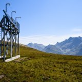 Une vue de l'installation test des panneaux solaires pour le projet Grengiols Solar.